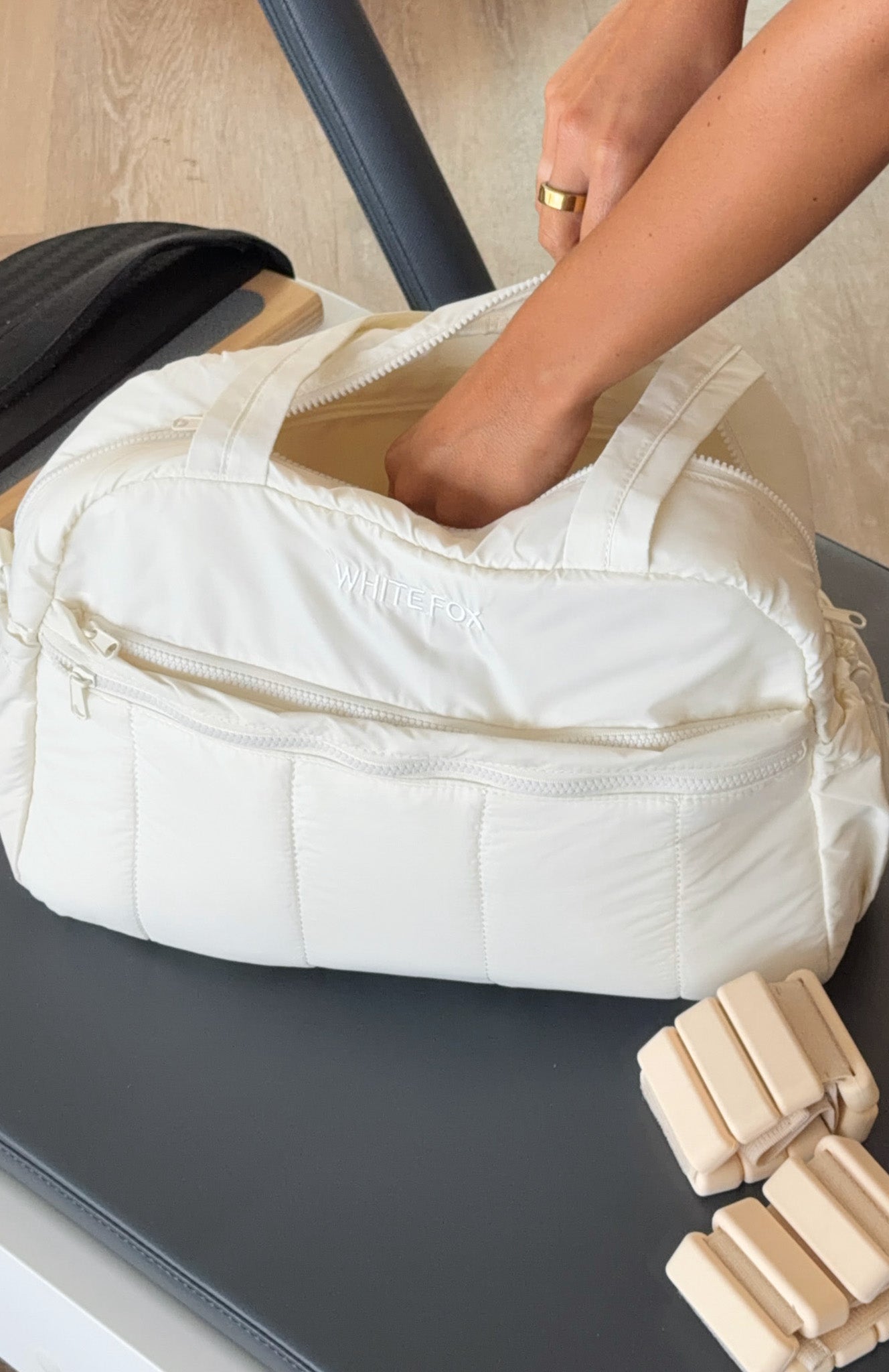 white-fox-cedar-shoulder-bag-cream-white-23.1.26002