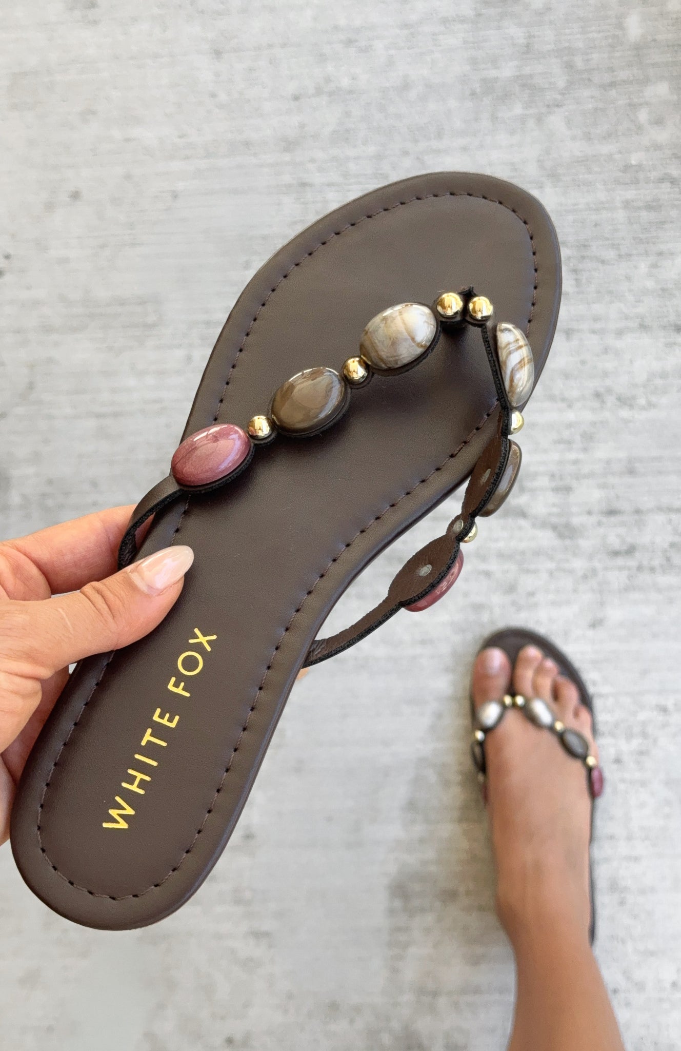 white-fox-kira-beaded-thong-sandals-chocolate-26.11.25-02