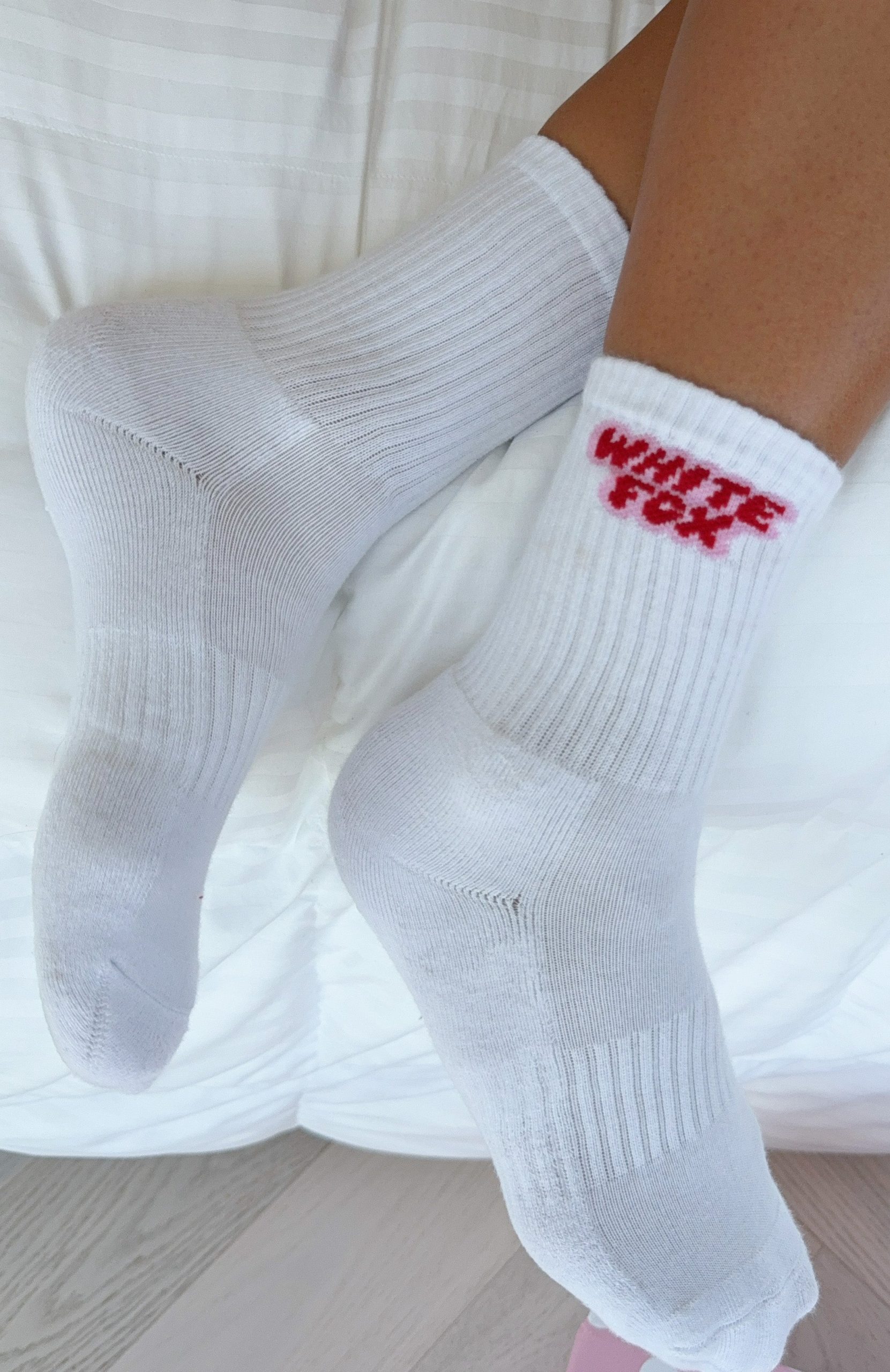 white-fox-seeing-red-socks-white.30.9.25.01